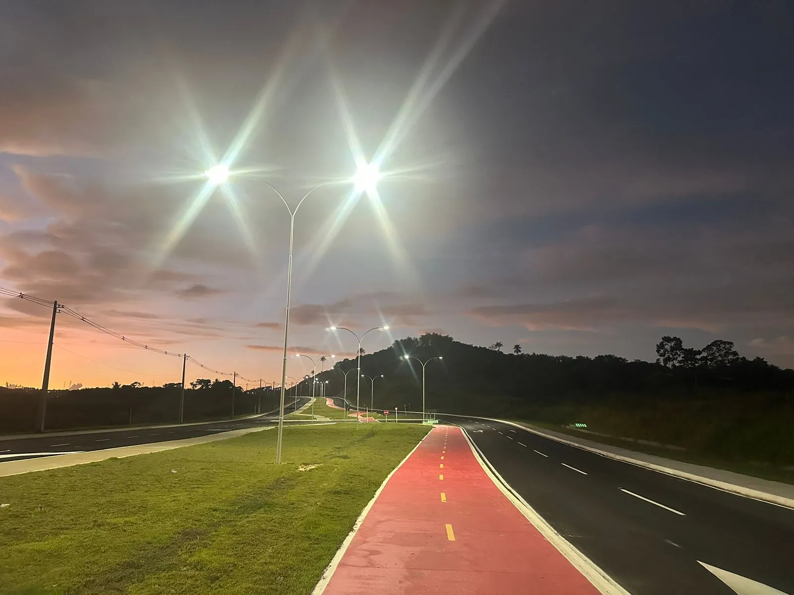 Iluminação da Avenida João Isidório é concluída após cobranças da Prefeitura