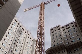 Juros altos e escassez de mão de obra freiam vagas na construção em 2025