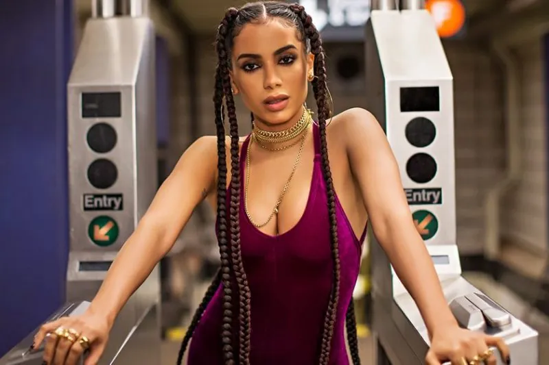 Anitta usa calcinha cavada no bumbum e tatuagem polêmica escapa na foto: “Pra vocês”