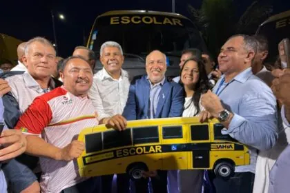 Deputado Roberto Carlos viabiliza ônibus escolares para municípios baianos através de emenda parlamentar