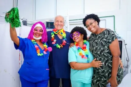 Candeias: Carnaval leva alegria da avenida a pacientes.