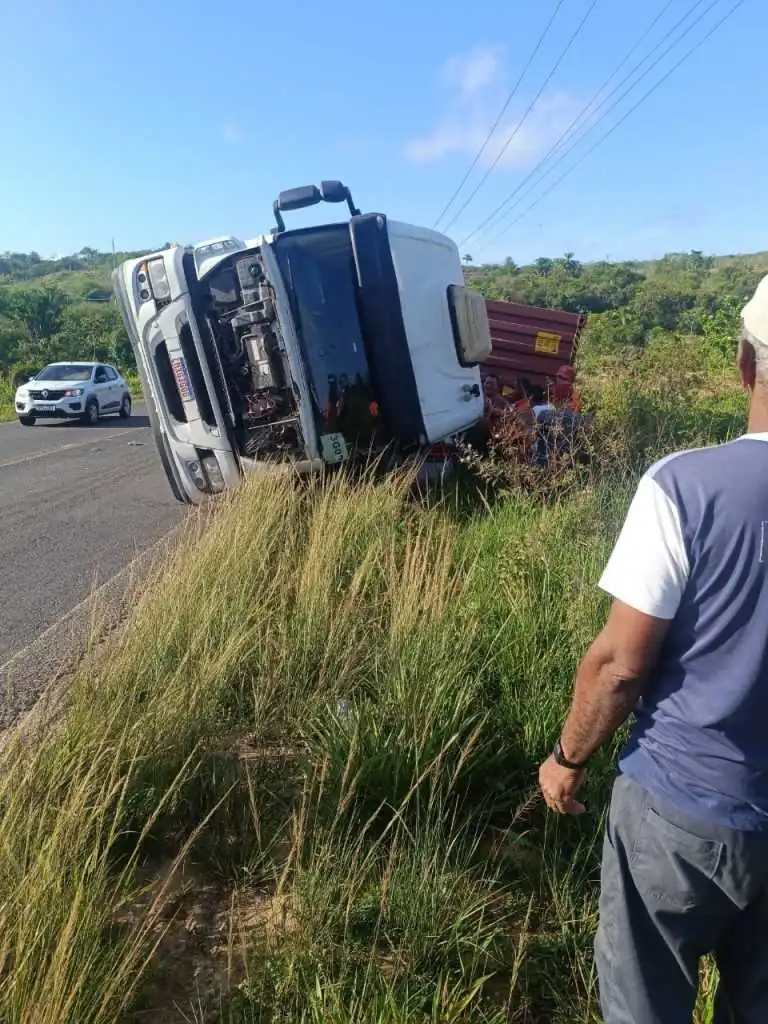 Carreta tomba sobre carro em São Sebastião do Passé